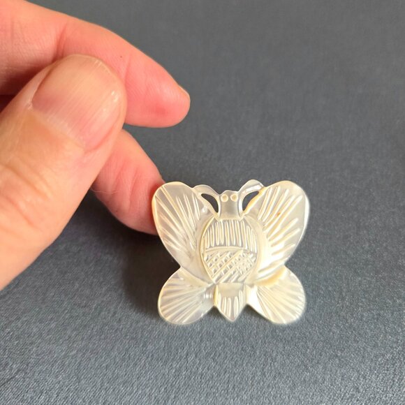 Carved mother of pearl butterfly brooch. - Picture 6 of 8